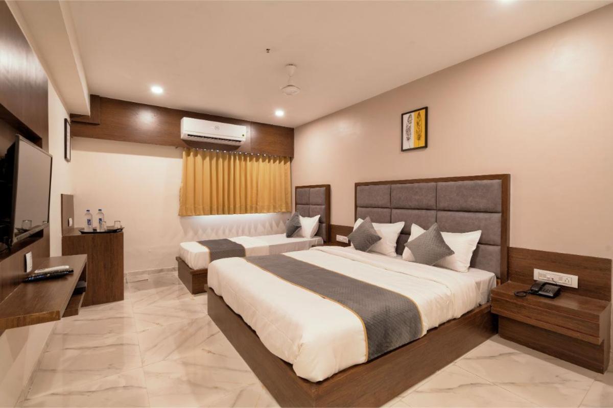 אחמדאבאד Hotel Royal 24 מראה חיצוני תמונה